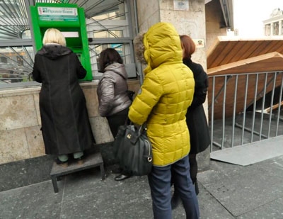 На глазах у детей двое взрослых краматорчанин подрались в очереди к банкомату