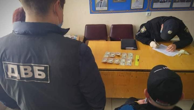 На Луганщине мужчина предлагал взятку полицейскому