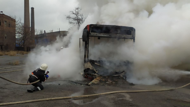 За сутки в Мариуполе горели пассажирский автобус и ресторан