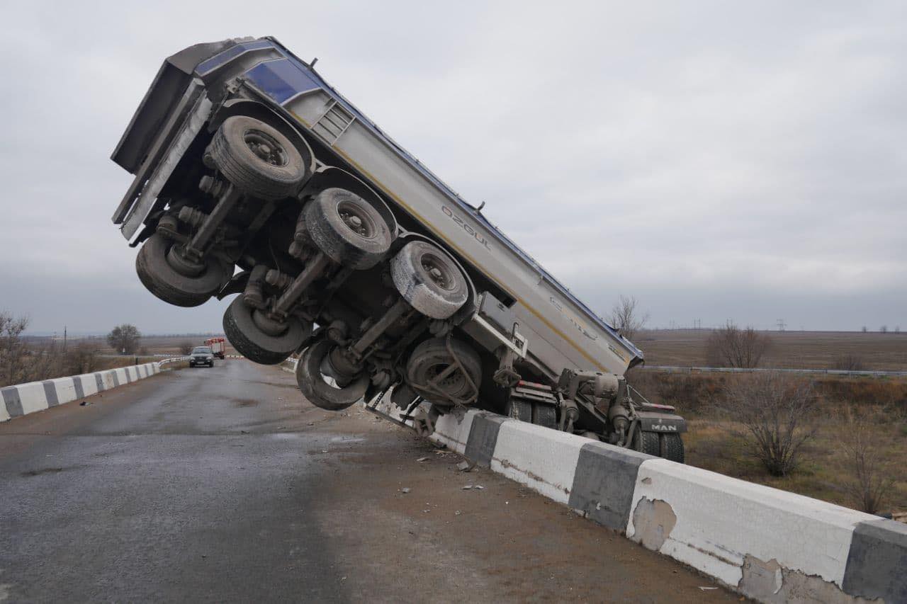 В Донецкой области грузовик слетел с моста и завис над автодорогой Н-20
