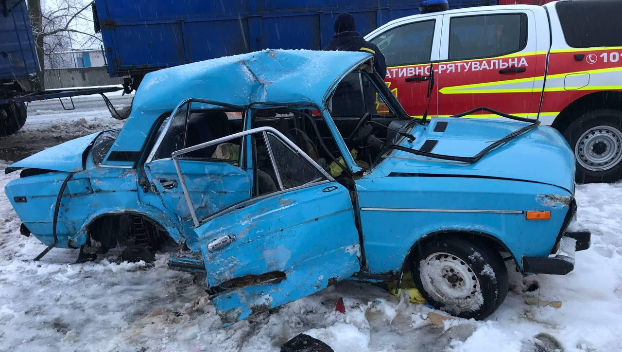 Под Старобельском столкнулись ВАЗ и грузовик — есть пострадавшие