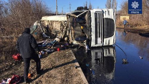 В Краматорске перевернулся бензовоз: спасатели смывают топливо с дороги