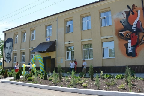 В Родинском Донецкой области открыли музыкальную школу после капремонта