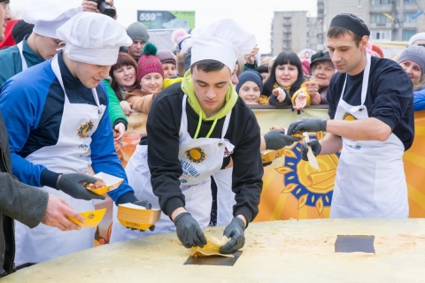В Дружковке испекли самый большой блин в Украине