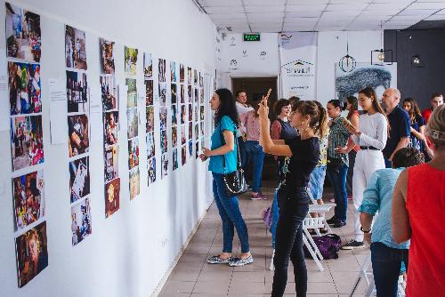 В Лисичанске презентовали  фотовыставку «Улица, на которой я живу»