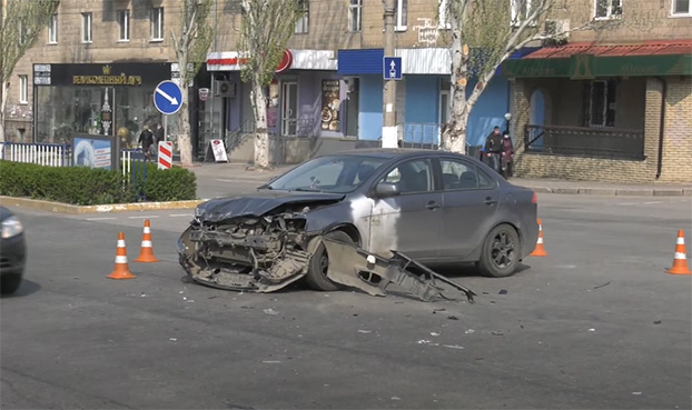Скорая помощь попала в аварию. В Луганске пострадал пешеход