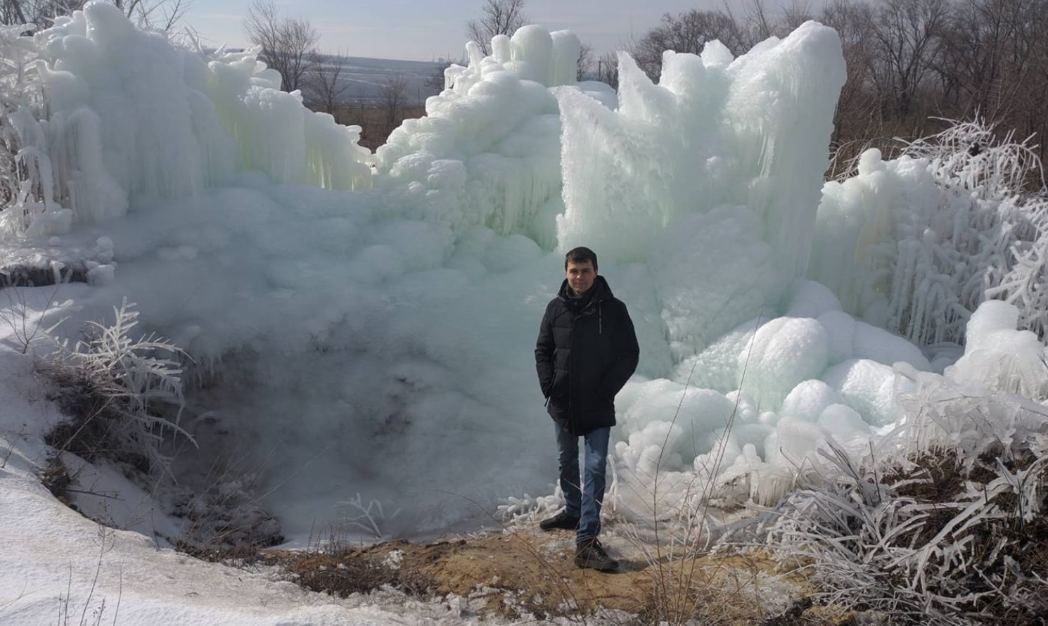 Страшная красота: В Лисичанске образовался ледяной гейзер
