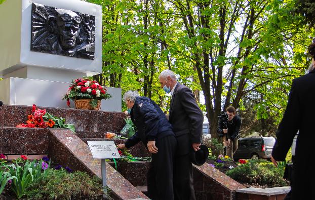Фонд Бориса Колесникова и Татьяна Бахтеева возложили цветы к братской могиле и поздравили участников акции