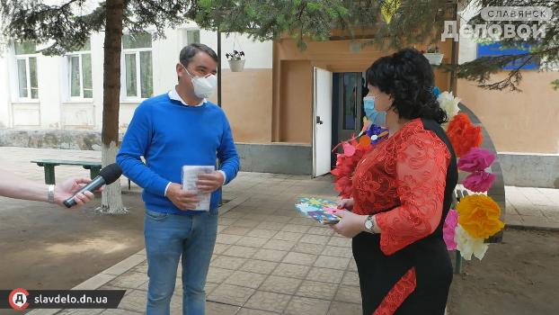 Славянский городской голова  сделал подарки детям в их праздник