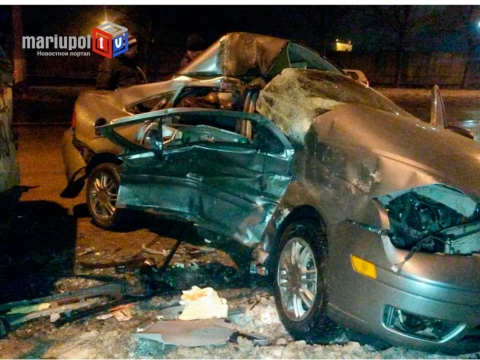 В Мариуполе в результате ДТП с участием троллейбуса и "Форда" погиб человек