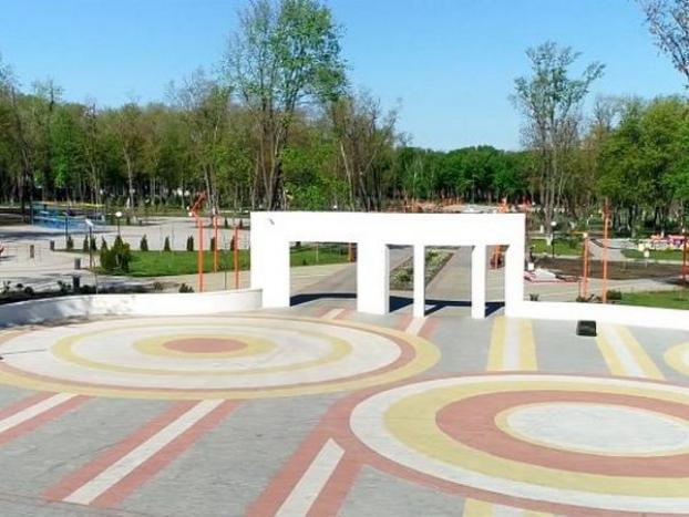 В парке «Юбилейный» в Покровске активно ведется  благоустройство