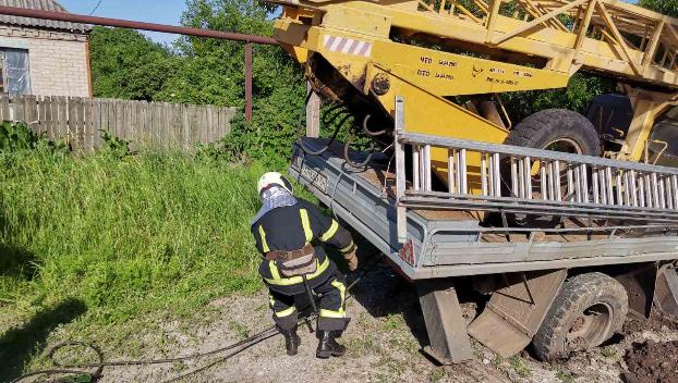 В Часов Яре спасатели вытащили застрявший в грязи грузовик