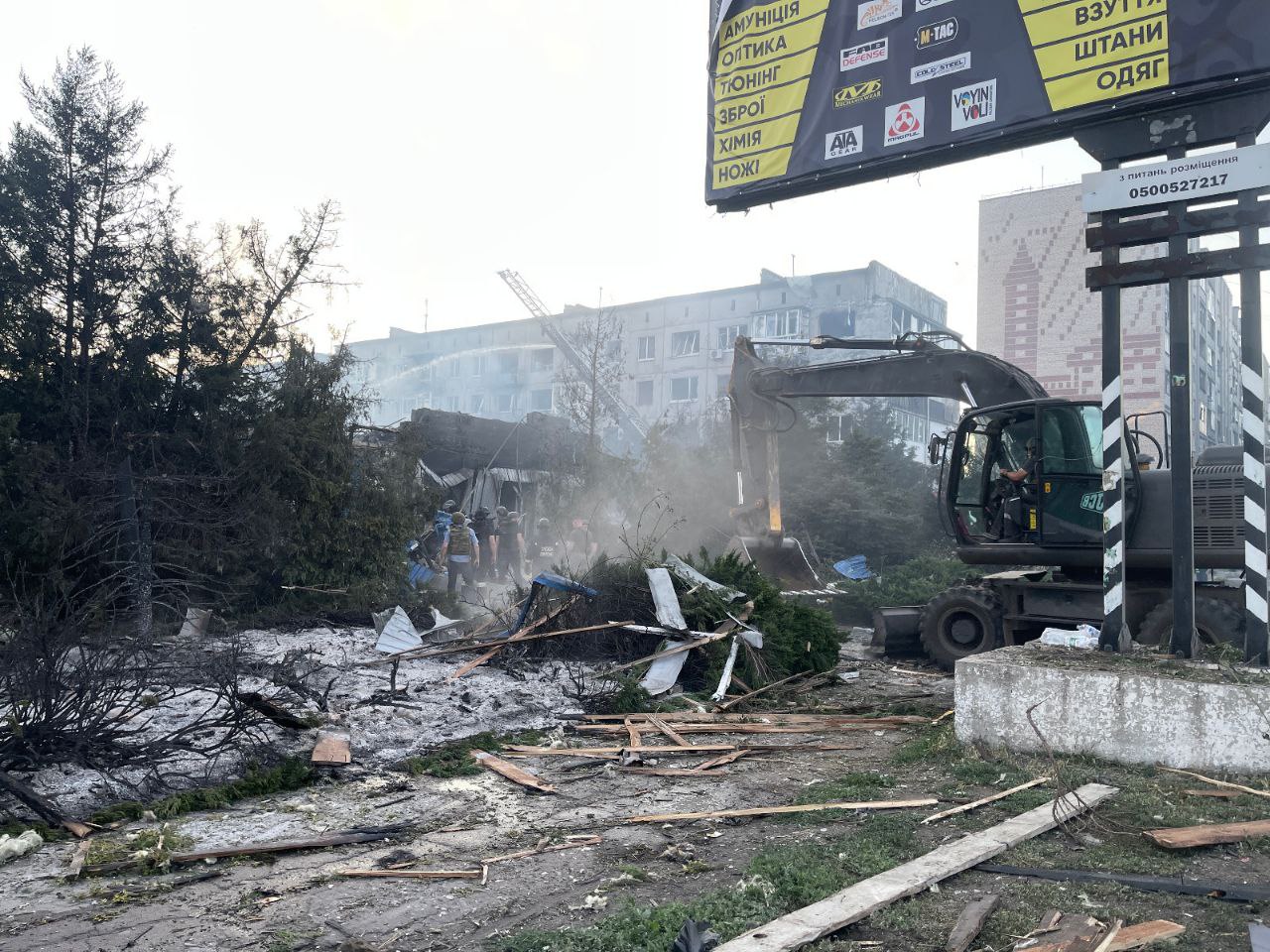 27 постраждалих, 3 загиблих: По центру Добропілля російська армія скинула авіабомбу «ФАБ-500» 