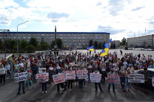 В Северодонецке состоялся митинг против отмены местных выборов