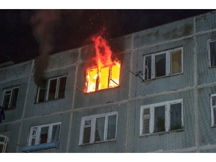 В результате пожара в мариупольской девятиэтажке хозяйка квартиры получила тяжелые ожоги