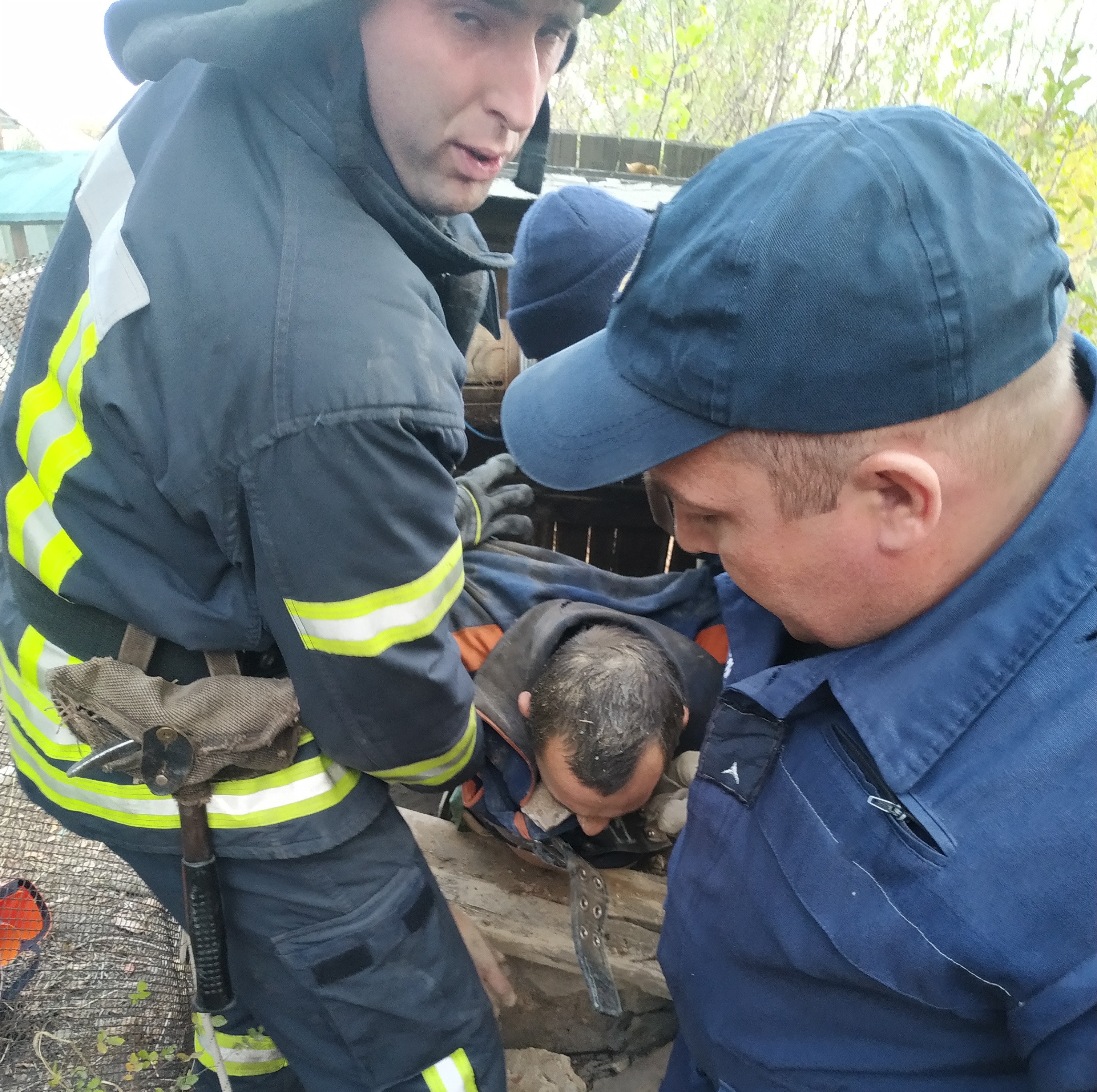 В Дружковке спасатели достали мужчину из 17-метрового колодца
