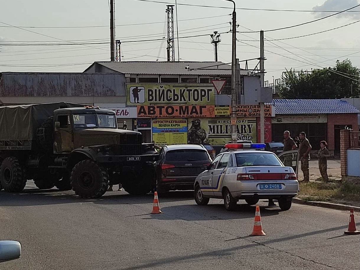В Константиновке военный грузовик врезался в дорогую иномарку