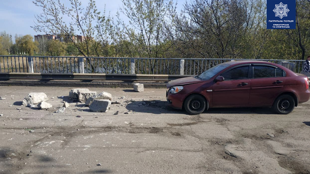 В Славянске иномарка протаранила бетонный блок: фото, видео