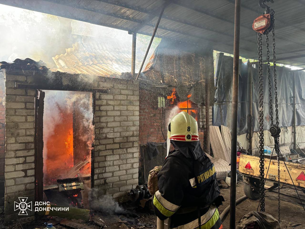 Пожежники Донеччини гасили п'ять пожеж, дві з яких - результат обстрілу