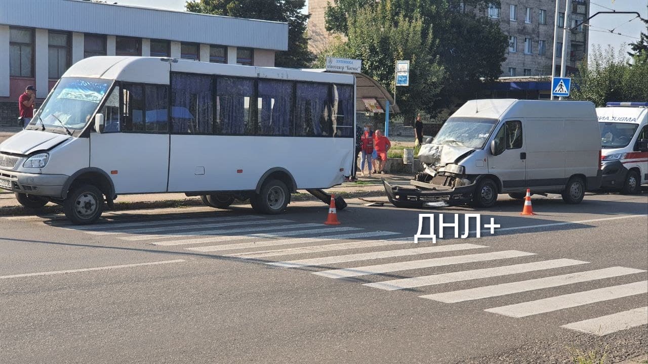 В Дружковке водитель микроавтобуса врезался в маршрутку