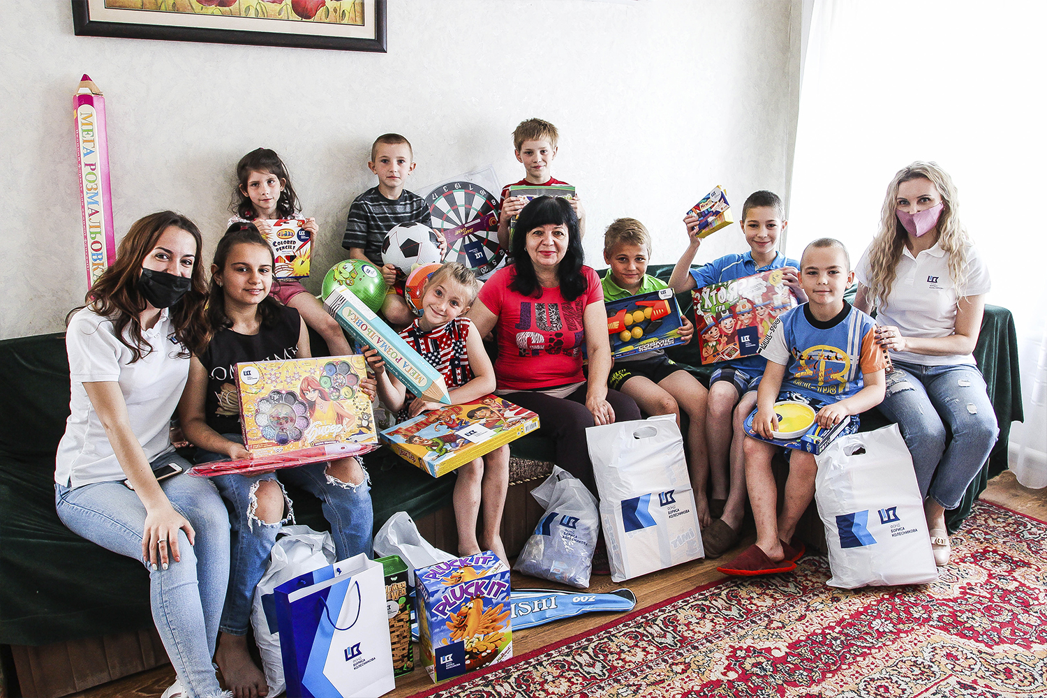 Благотворители и хоккеисты дарили подарки и поздравляли детей в Донецкой области