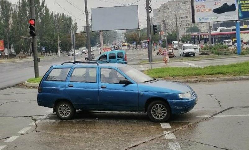 На пешеходном переходе и на зеленый сигнал сбили девушку в Мариуполе