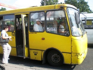 В Мариуполе маршрутка сбила человека