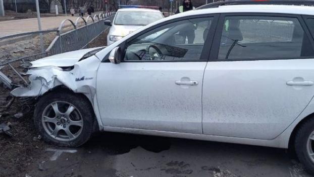ДТП в Мариуполе: Начинающий водитель неудачно свернул. Видео