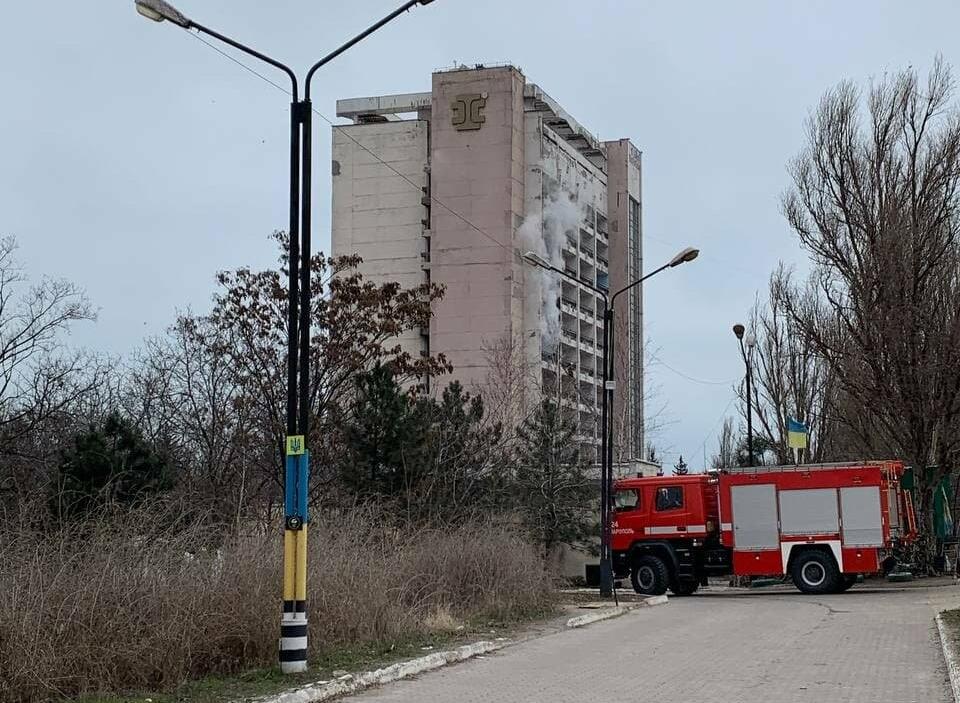 Горело здание профилактория в Мариуполе, в котором находятся морские пехотинцы