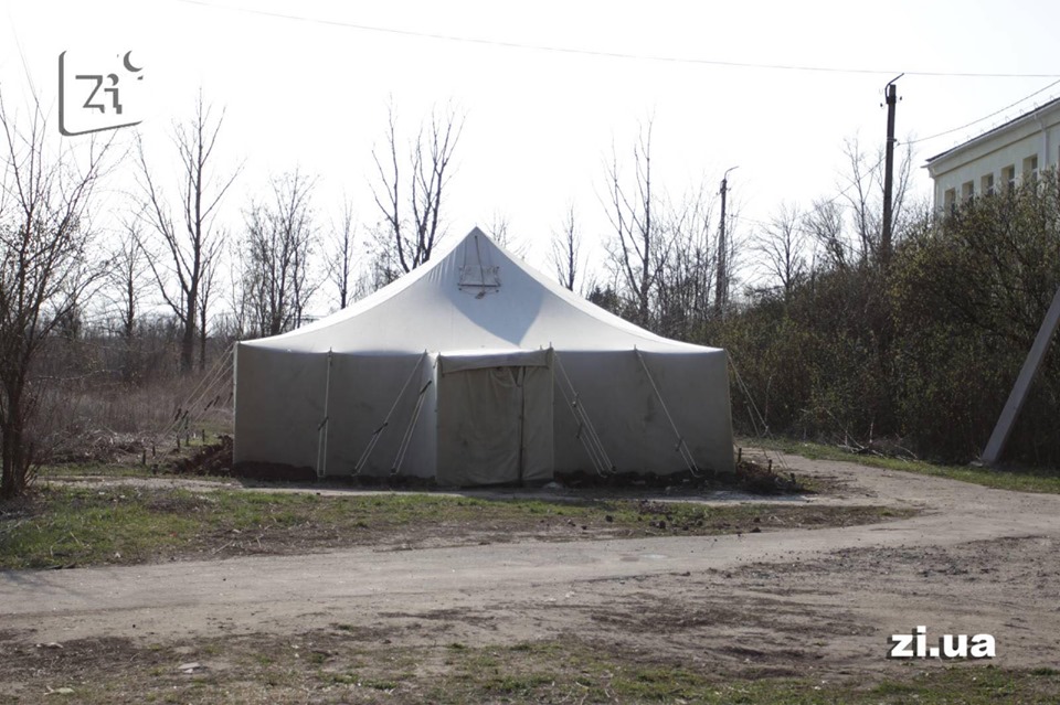 В Константиновке установили санитарные палатки для сортировки больных COVID-19