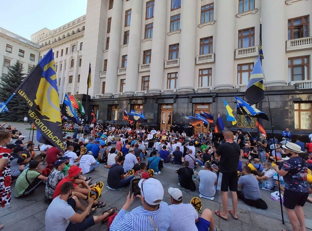 Под стенами Офиса президента восьмой день протестуют горняки