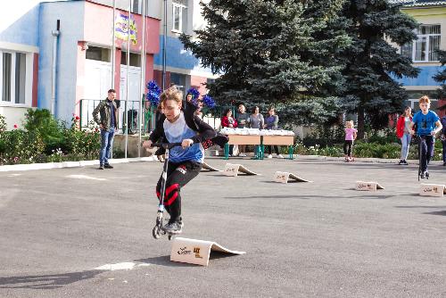 Школам Константиновки благотворители передали оборудование для скейтбординга