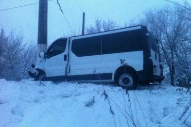 В Славянске микроавтобус с пассажирами врезался в столб