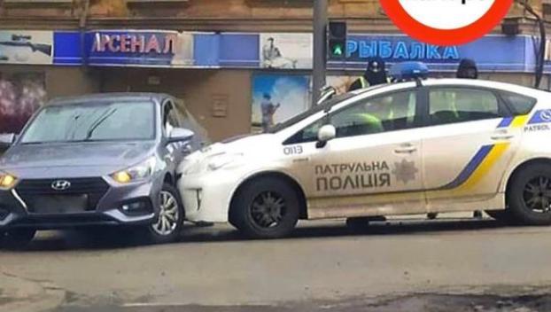 Патрульные из-за невнимательности попали в ДТП в Мариуполе