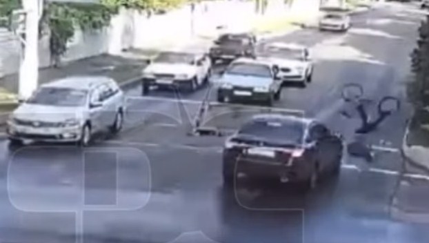 В центре Славянска автомобиль сбил велосипедиста — видео