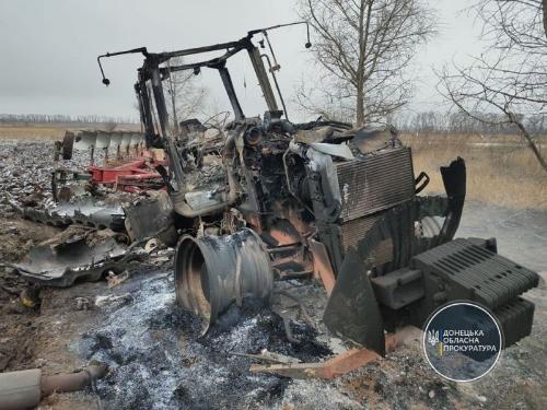 На Донетчине в поле подорвался трактор: водитель ранен