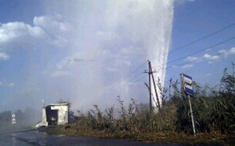 На въезде в Славянск забил 15-метровый фонтан из питьевой воды
