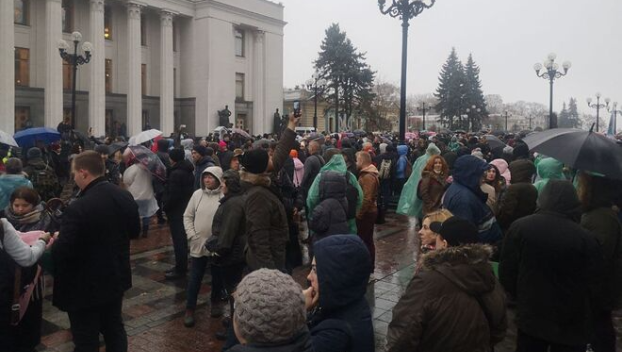 Против вакцинации: люди вышли на акцию протеста в Киеве