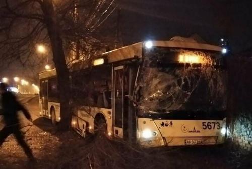 В Мариуполе автобус без водителя врезался в забор