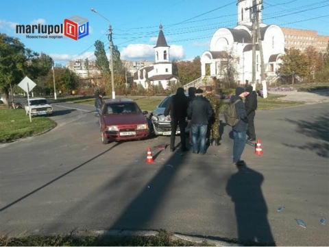 В Мариуполе рядом с горбольницей произошло ДТП