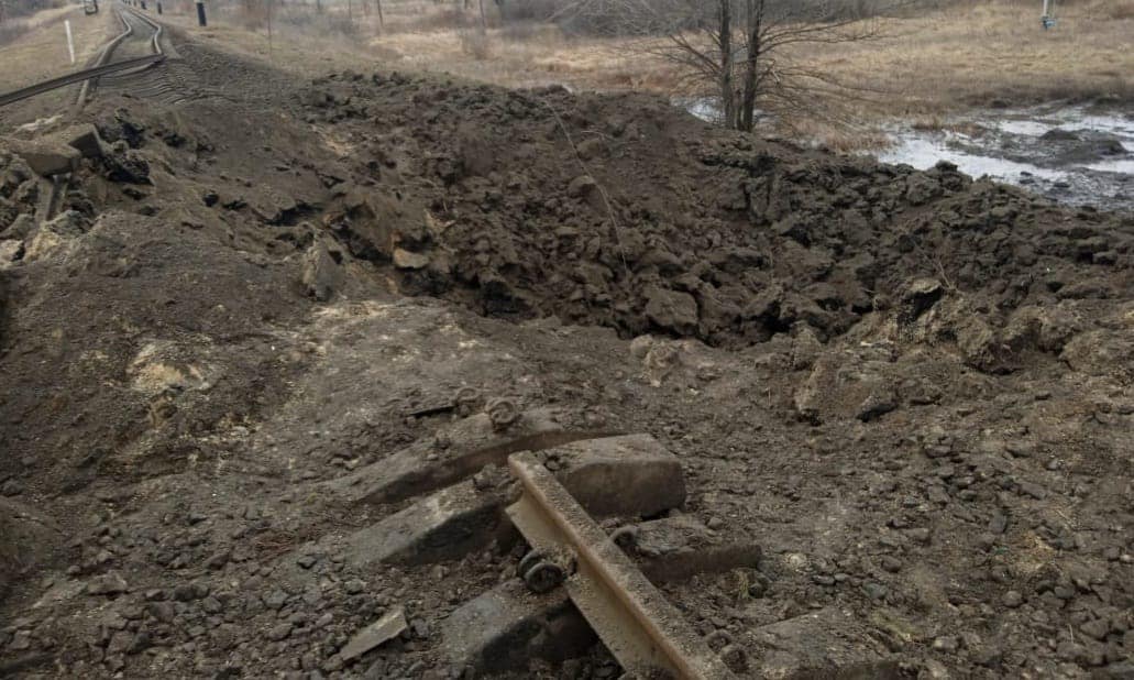 В результате обстрела в Славянске повреждена железнодорожная полоса и ЛЭП