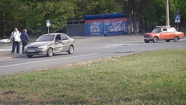 ВАЗ и Daewoo не поделили дорогу в Мариуполе (фото)