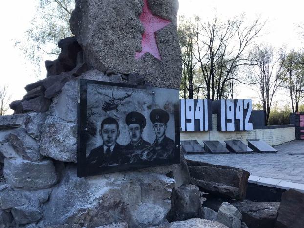 Ко  Дню Победы в Мирнограде отремонтировали памятки войны  