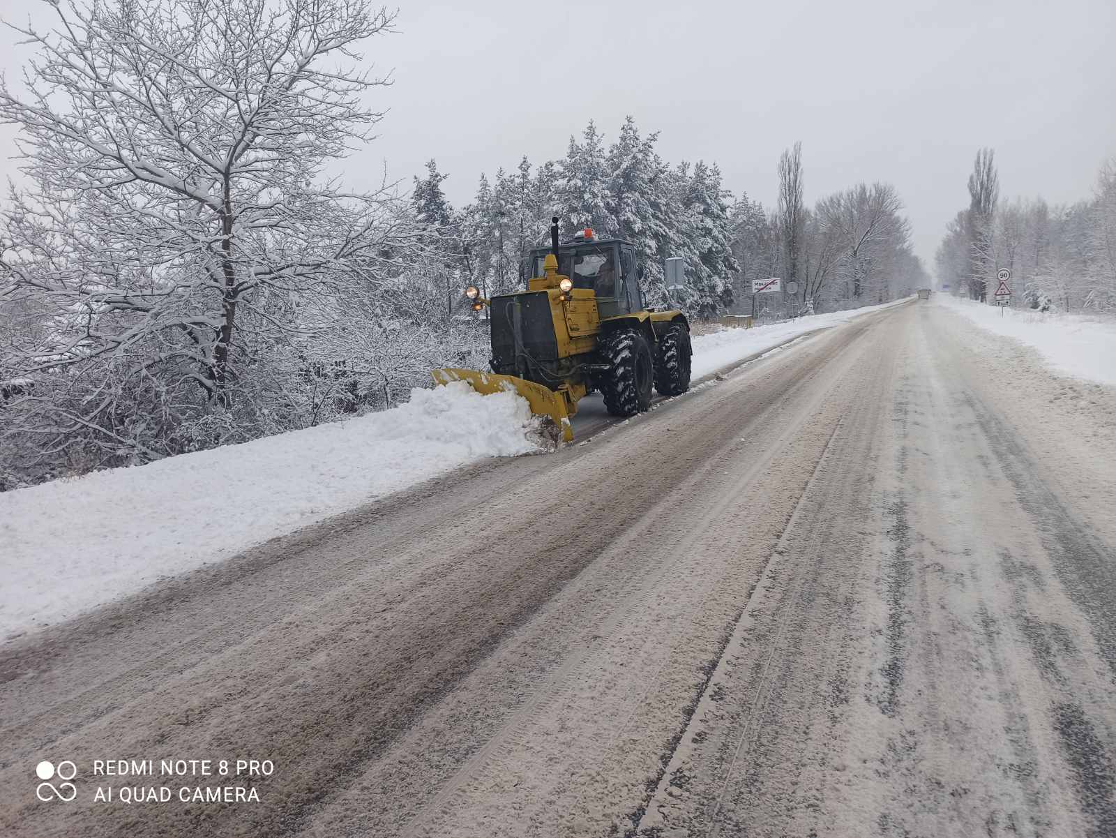 Дорожники в Луганской области ведут борьбу с гололедом и снегом в круглосуточном режиме