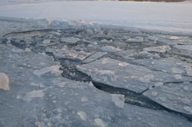 В Донецке двое рыбаков провалились под лед