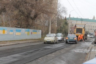 В Славянске под слоем асфальта нашли секретный коллектор