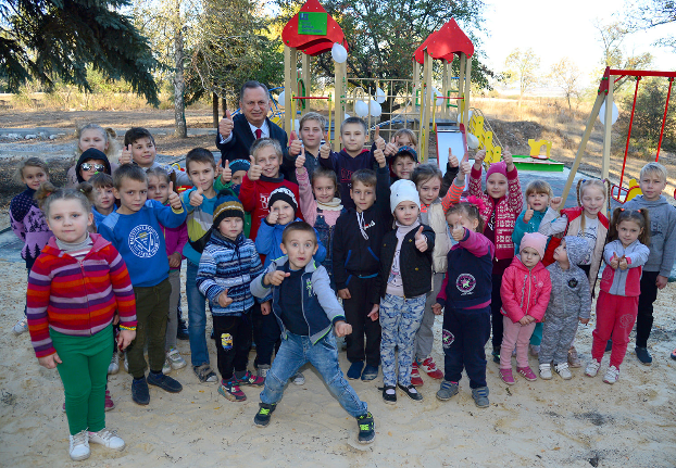 Благотворители подарили детям Константиновского района новую игровую площадку