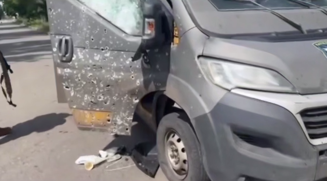 У Покровську російський дрон атакував евакуаційний автомобіль: поранено поліцейського У Покровську російський дрон атакував евакуаційний автомобіль: поранено поліцейського