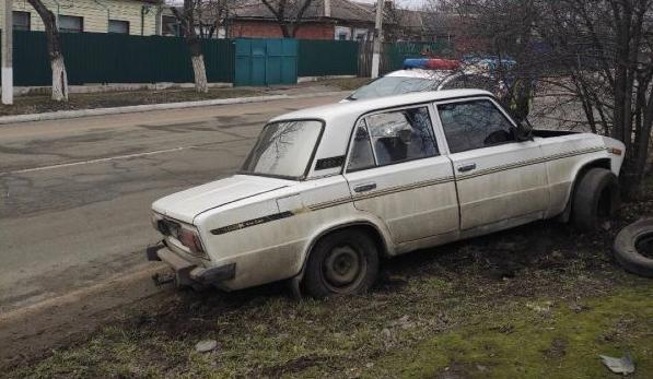 В частном секторе Мариуполя машина въехала в дерево