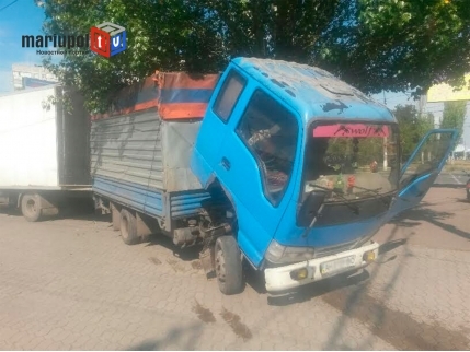 В Мариуполе трамвай протаранил грузовик